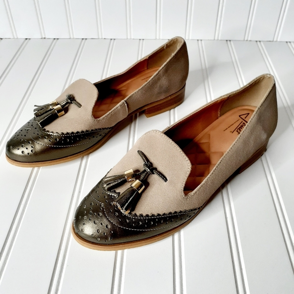NEW Janet Tassel Tan and Silver Leather Loafer D7